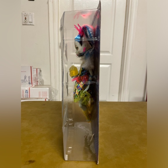 Monster High Frankie Stein Electrified 12” doll. Light up Collectible NWT NRFB - Picture 4 of 12